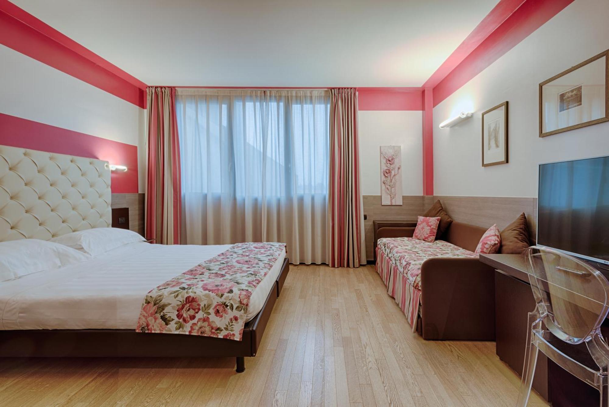 Continental Urban Art Hotel 4*