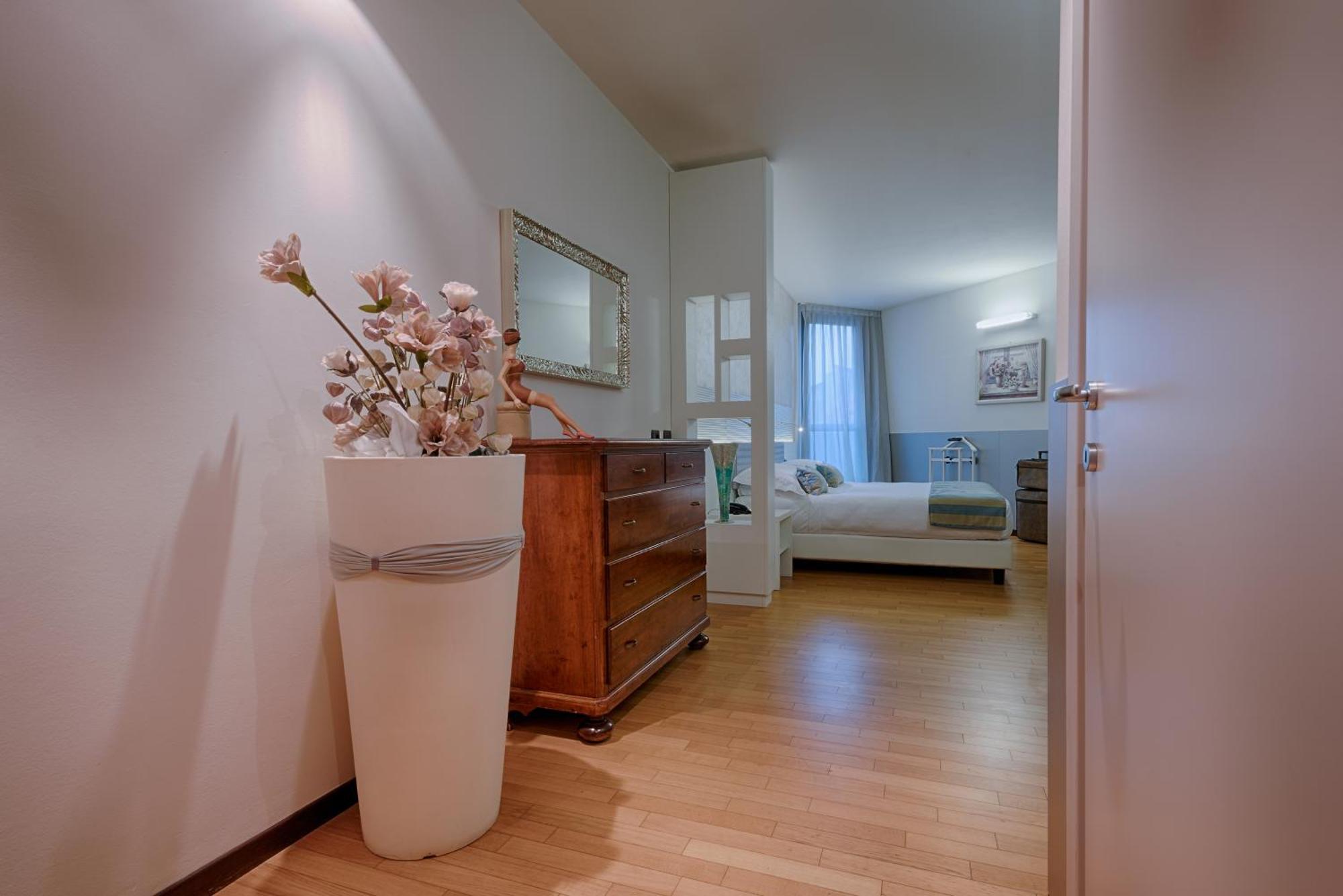 Hotel Continental Urban Art 4*